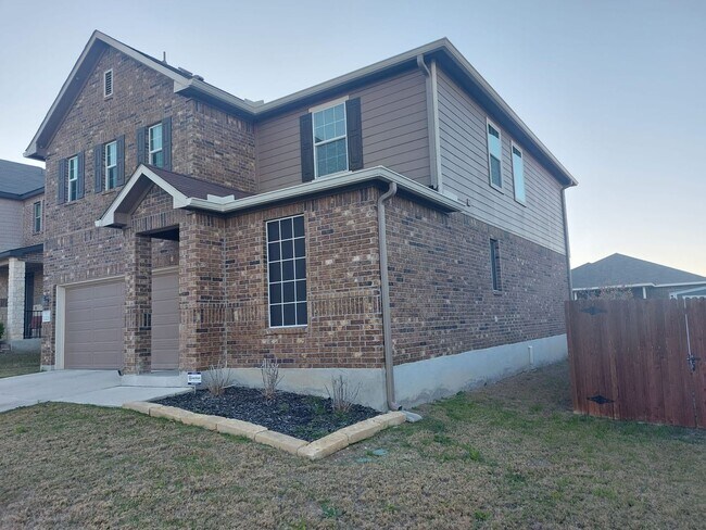 Building Photo - 4 Bed 3 Bath