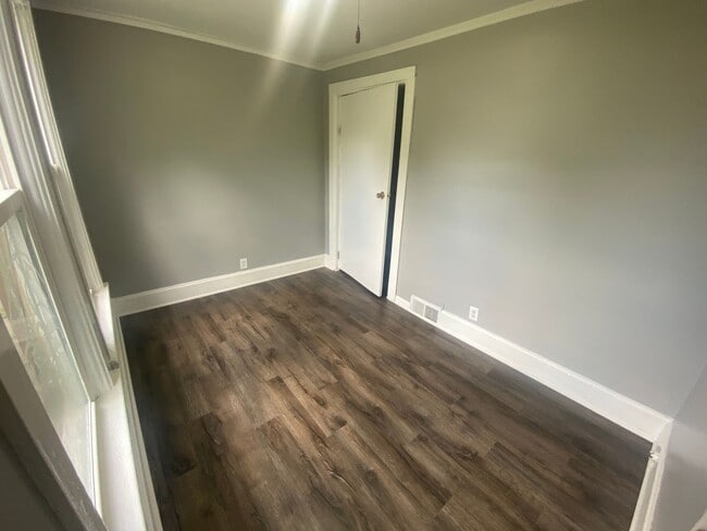 Building Photo - Beautiful 2 Bedroom 1 Bathroom Carriage Ho...