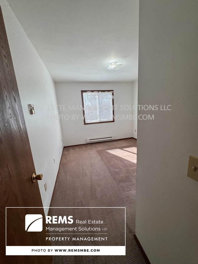 Building Photo - 554 E Slifer St