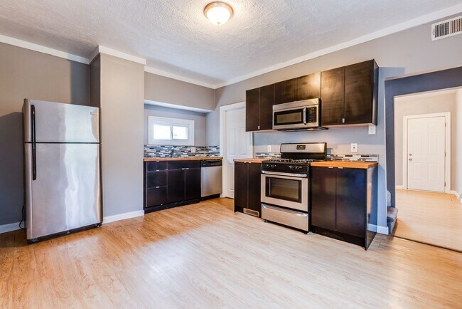 Foto del edificio - Available MAY 2026  - Private 2 Bedroom Home w/ Large Deck!