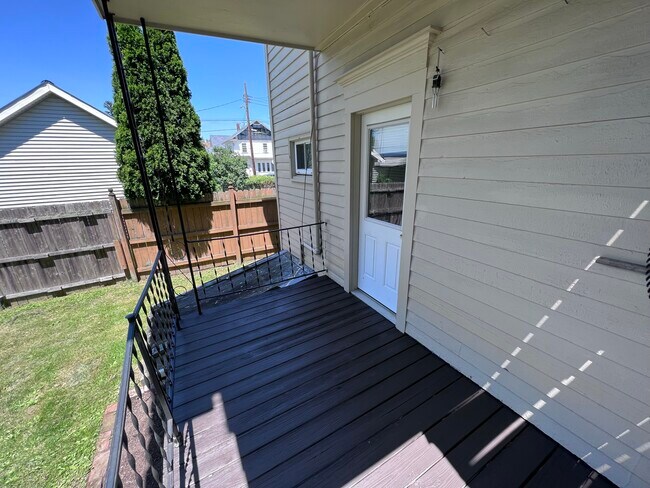 Private balcony - 164 Hornell St
