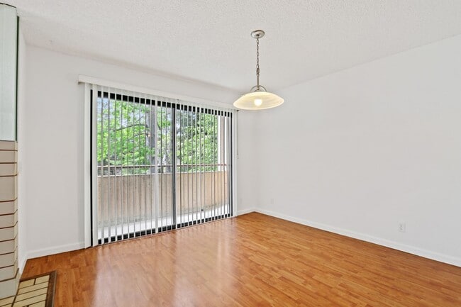 Foto del edificio - 10604 Wilkins Ave