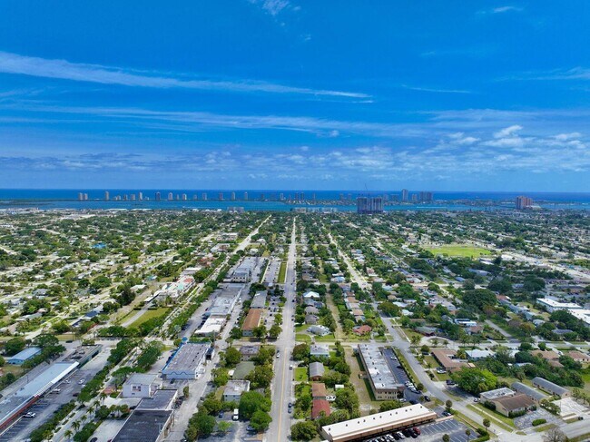 Foto del edificio - 906 Foresteria Dr