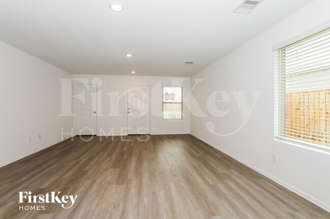 Foto del edificio - 423 Jewett Meadow Dr