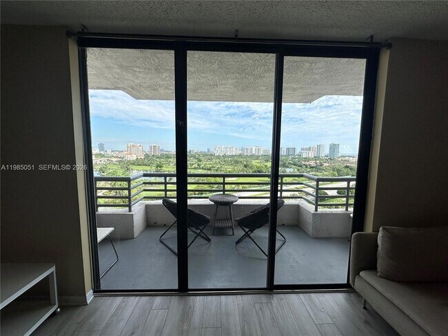 Foto del edificio - 3300 NE 191st St