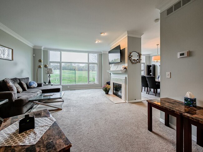 Foto del edificio - AVAILABLE NOW! Sun-Filled 3-Bed, 2.5-Bath Home with Golf Course Views in Bloomfield Hills