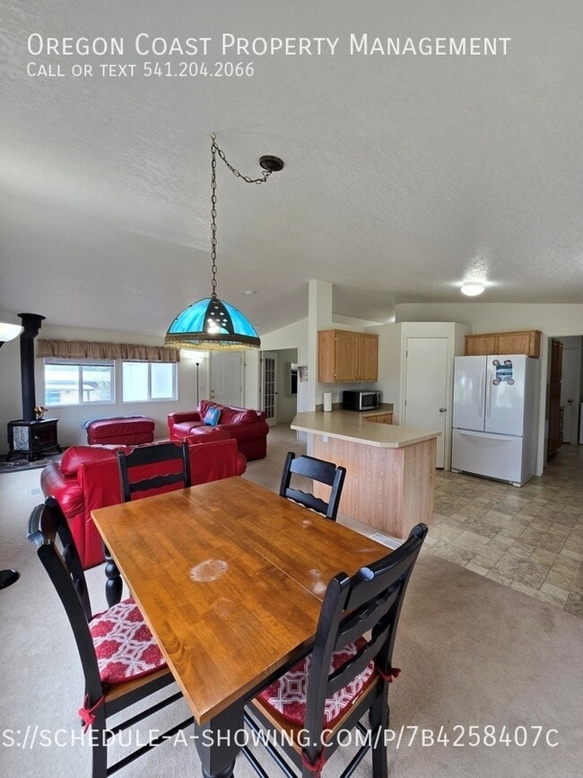 Building Photo - 365 SW Pacific View St