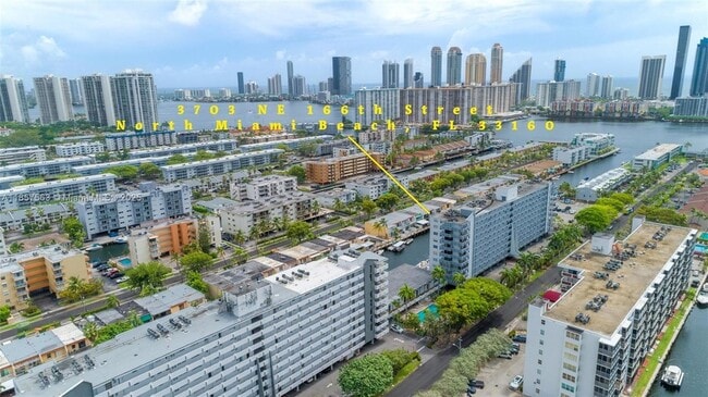 Foto del edificio - 3703 NE 166th St