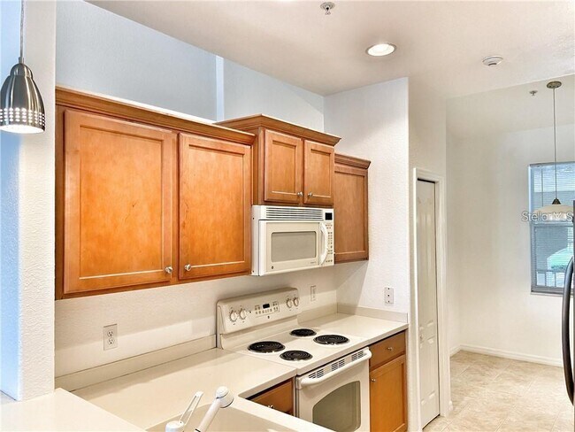 Foto del edificio - 915 Fairwaycove Ln
