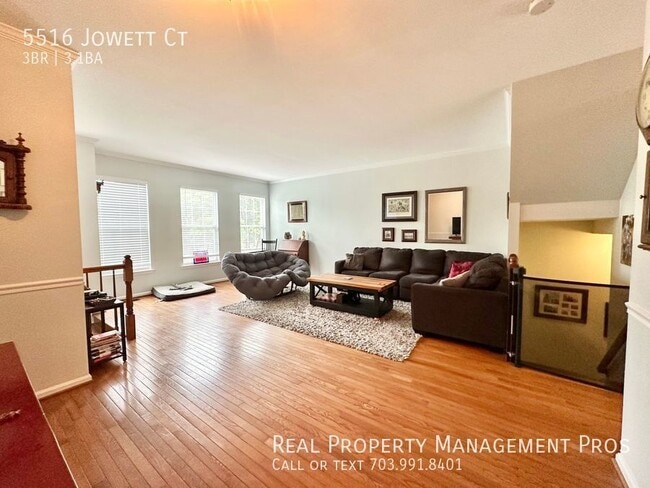 Building Photo - Rarely available Kingstowne townhome w/ ga...