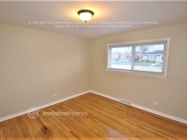 Building Photo - 7648 S Oconto Ave