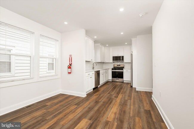 Building Photo - 656 Schiller Ave