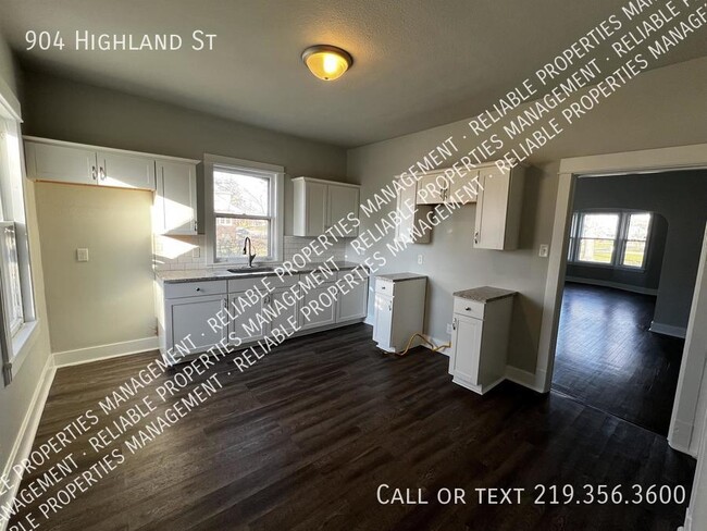 Building Photo - 904 Highland St