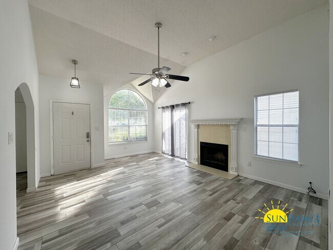 Building Photo - Stunning 3 Bedrooms Home in Fort Walton Be...