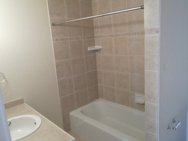 Bath 2 - 418 Westview Ter
