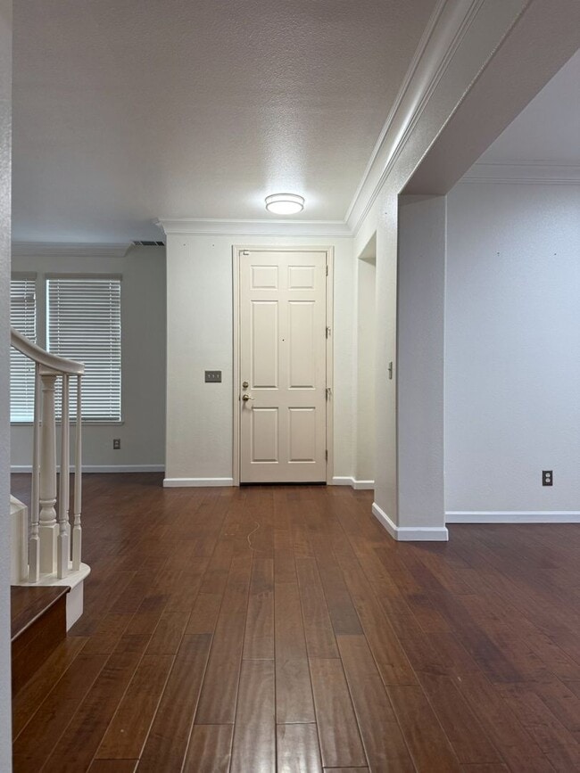 Foto del edificio - Lovely 5/3 with a desirable downstairs bedroom.