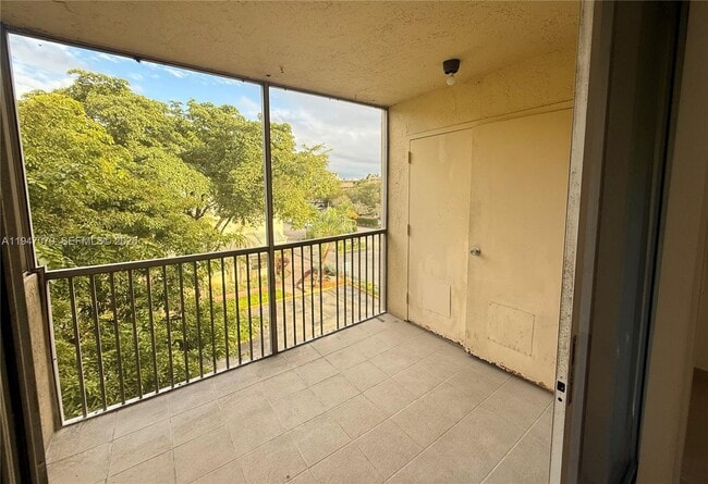 Foto del edificio - 8323 Lake Dr