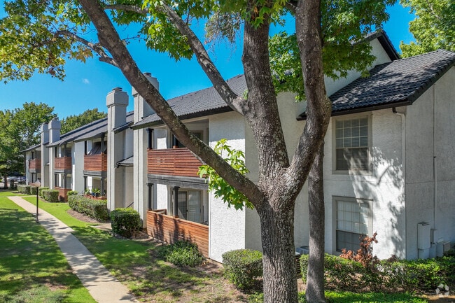 Building Photo - Villas at Chase Oaks