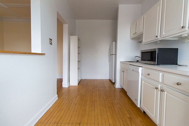 Building Photo - 645 W Buckingham Pl