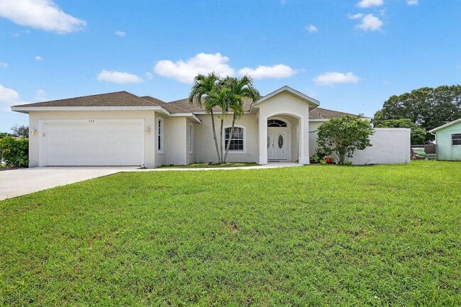 Large and Clean home on a corner lot. 3 Be... - Large and Clean home on a corner lot. 3 Be...