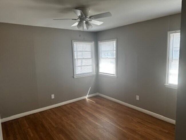 Building Photo - 4158 Russell Ave