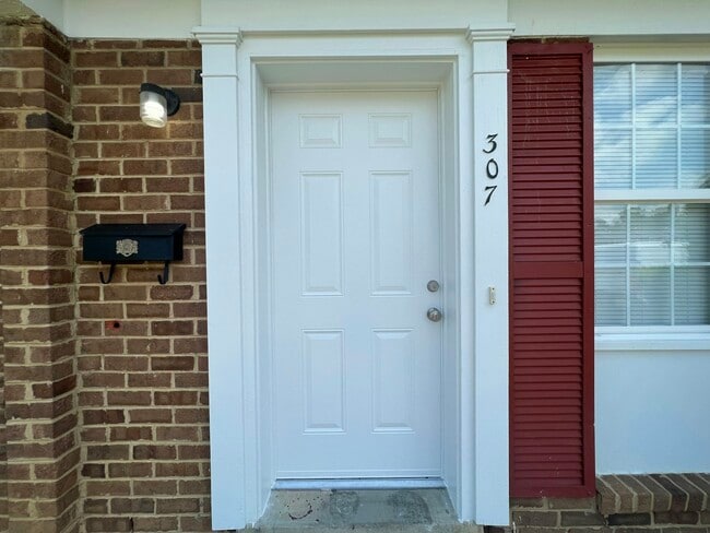 Building Photo - 307 Cedarwood Rd