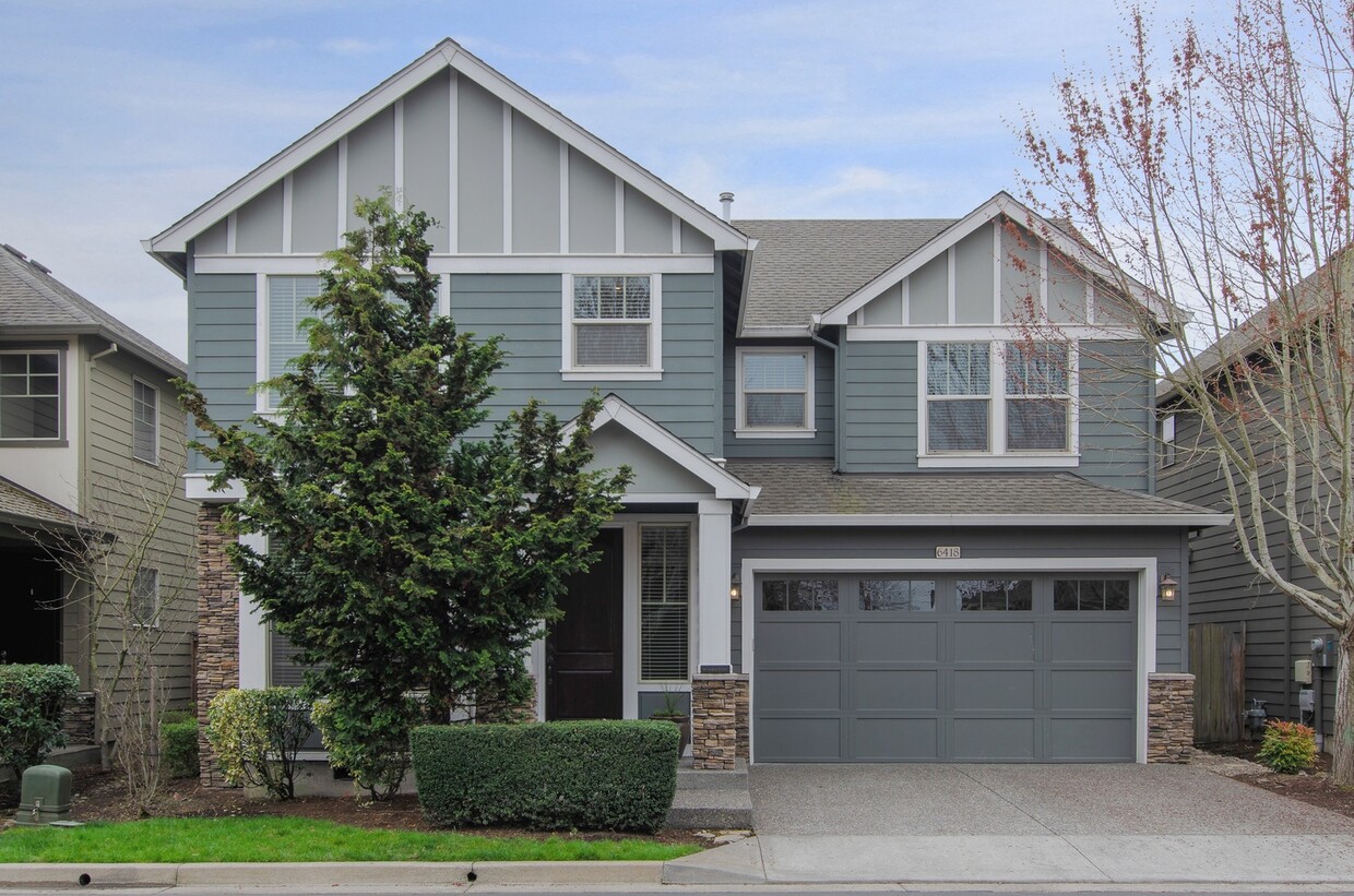 Primary Photo - Large 3 bdrm / 2.5 bath with open floor pl...