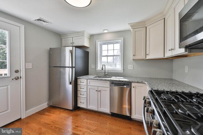 kitchen - 435 W 6th Ave