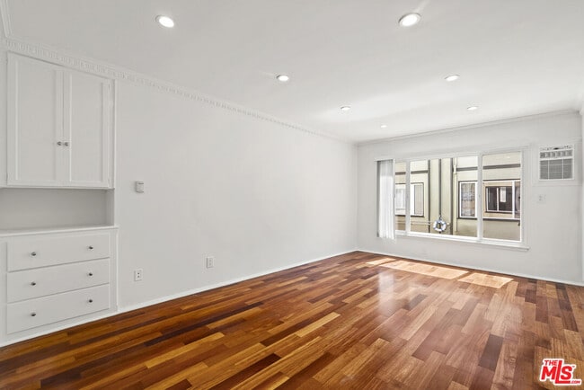 Building Photo - 1235 N Harper Ave