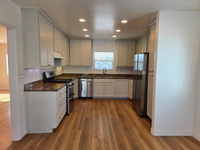 Foto del edificio - 4 BR / 2 BA near SDSU available immediately or this summer.