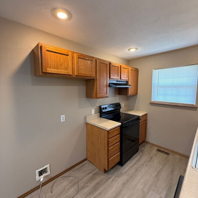 Building Photo - 2 bedroom 2 bath Duplex in Clever Won't la...