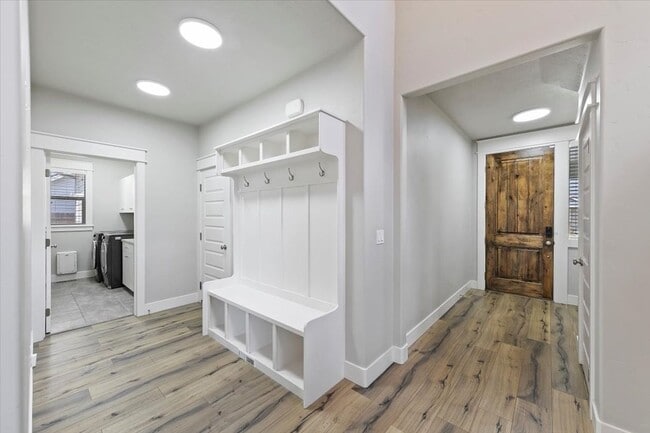 Building Photo - Stylish 4-Bed + Loft Just Minutes from The...