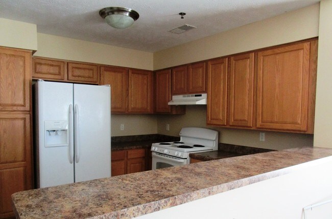 Kitchen w/breakfast bar - 3634 Main St