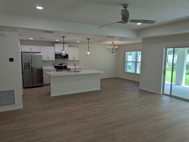 Building Photo - 13050 Tinamou Ave