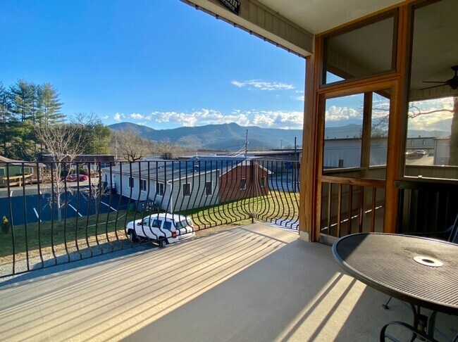 Foto del edificio - Furnished Downtown Black Mountain- Top Floor Unit with Roof Top Deck!