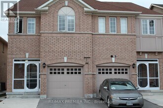 Building Photo - 111 Crystalview Crescent