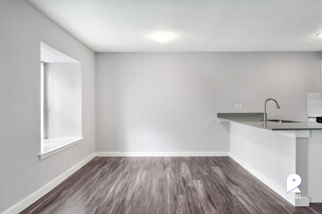 Building Photo - 5005 Manor Rd