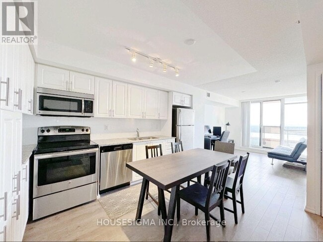 Photo du bâtiment - 830-2830 Lawrence Ave W