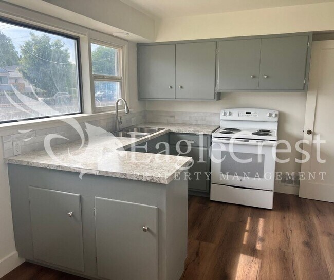 Building Photo - Charming 3 Bedroom, 1 Bath House with Fenc...