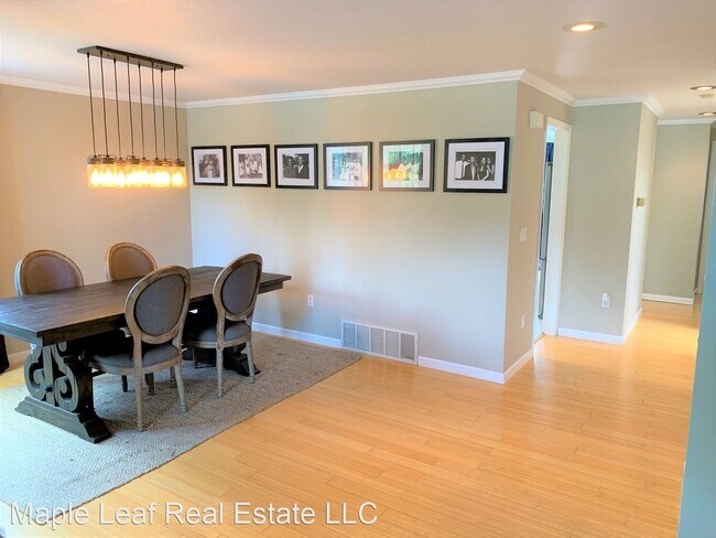 Foto del edificio - 5 br, 3 bath House - 801 NE 125th St.