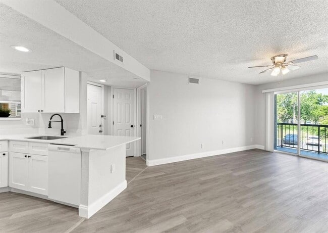 L’Appartement AMERICANA N/S Fooded P/O Aspenhome Cambridge 671210740 Transitional 5-Drawer Bedroom