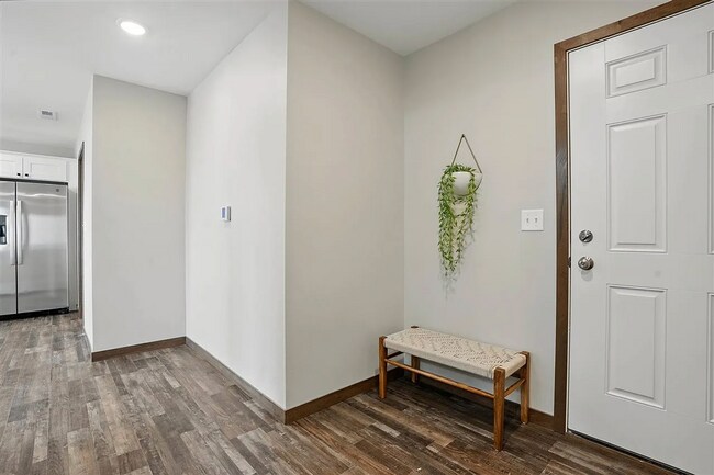 Building Photo - Spacious 3 BR/3Bath Townhome