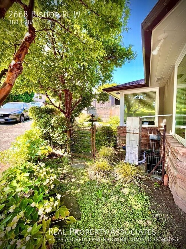 Foto del edificio - 2668 Bishop Pl W
