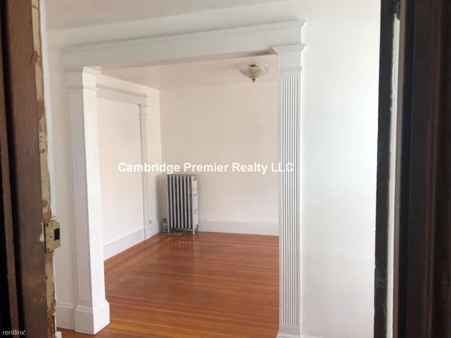 Building Photo - 3 br, 1 bath Apartment - 43 Pearson Ave