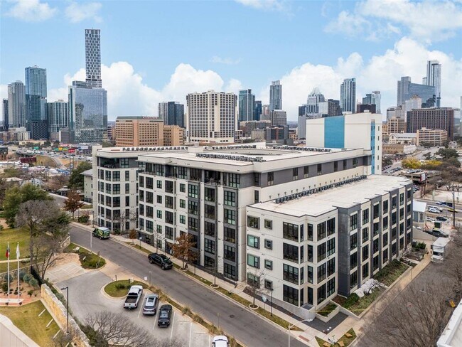 Foto del edificio - 800 Embassy Dr