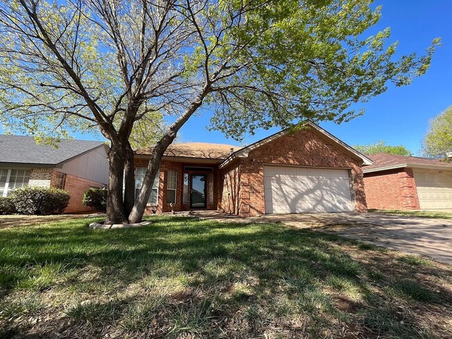 Building Photo - 3 bedroom 3 bathroom in Frenship ISD!