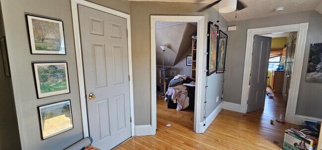 Building Photo - 1.5 Bed Spacious Top-Floor Allston apt!