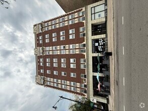 Building Photo - 6930 N Greenview Ave