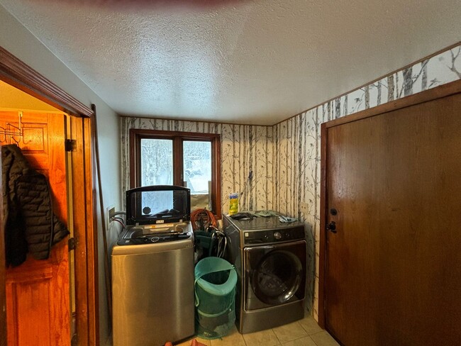 Building Photo - 1 Bedroom / Washer Dryer / Home located of...