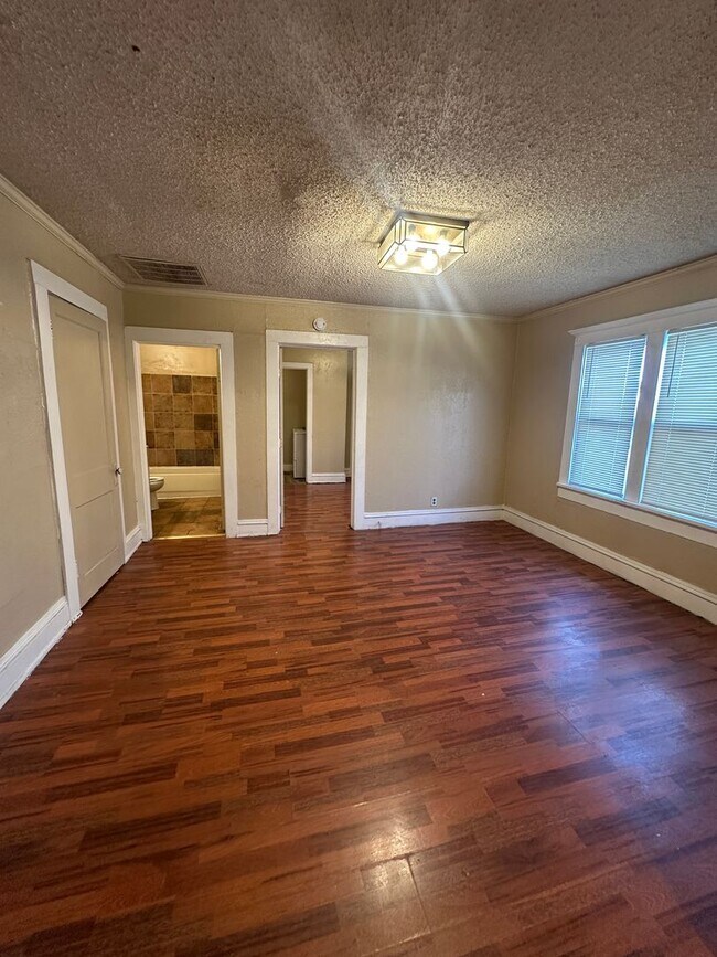 Foto del edificio - 3602 S Polk- Triplex